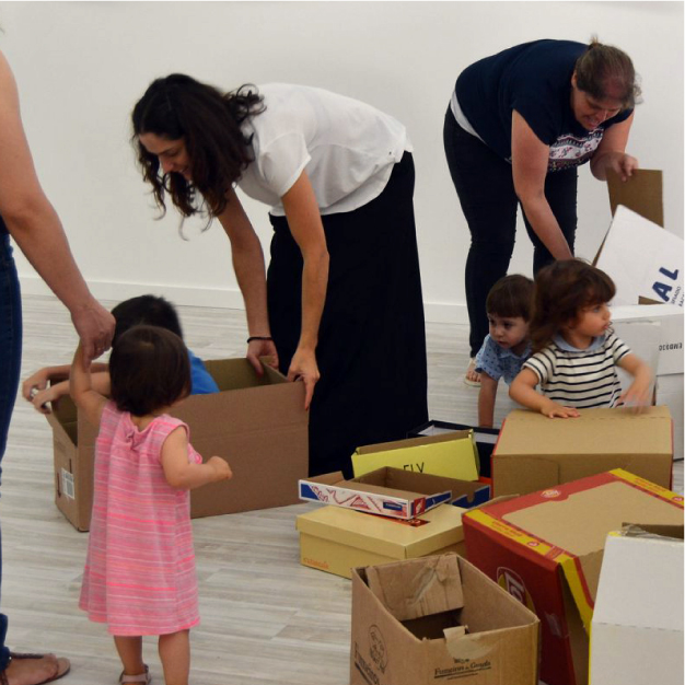 Criança com blocos geométricos